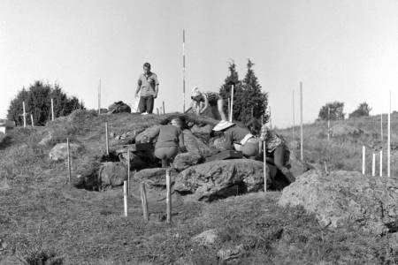 Hattulan Tyrvännön Retulansaaren uhriröykkiötä tutkitaan kesällä 1967. Kuva Jaakko Sarkamo, Museovirasto F33558
